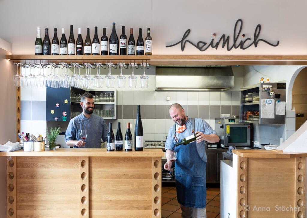Wirt und sein Angestellter stehen an der Bar ihres Lokals