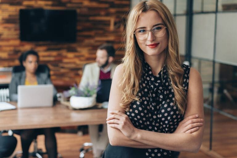 Negative Glaubenssätze auflösen: Frau in Büro