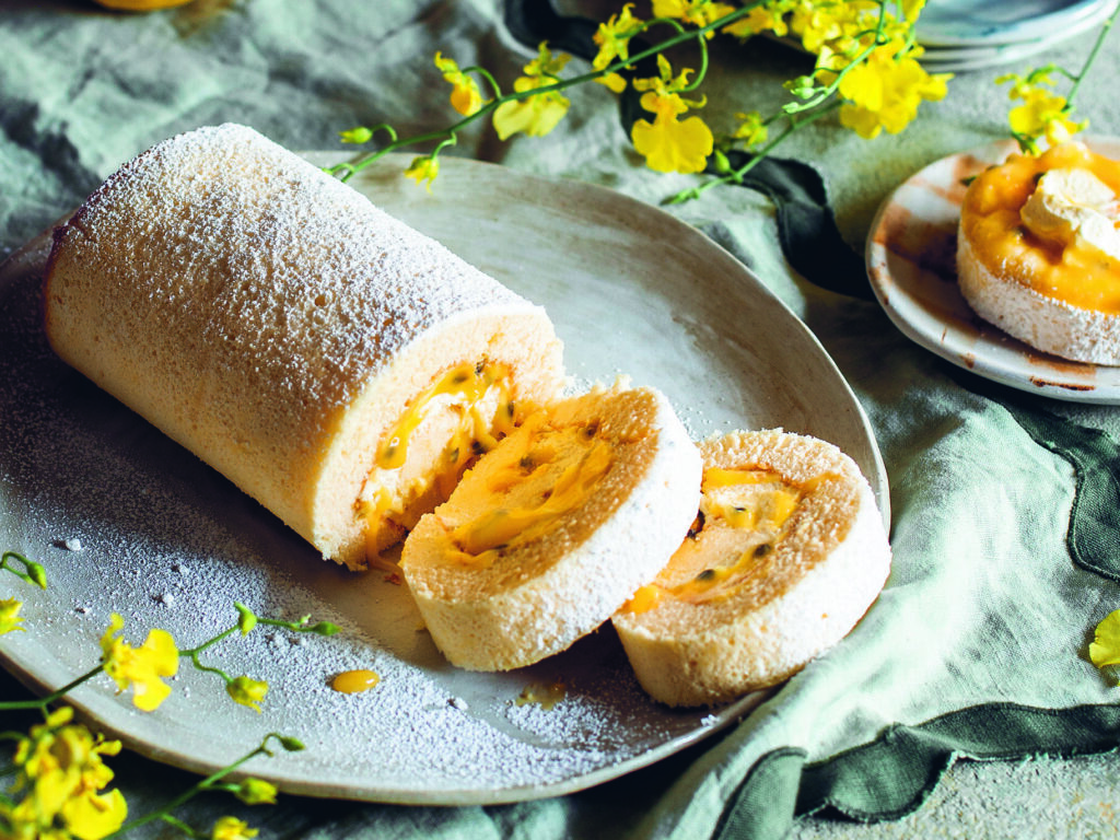 Exotische Biskuitroulade mit Passionsfrucht