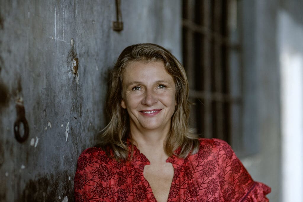 Birgit Denk im Porträt im roten Kleid