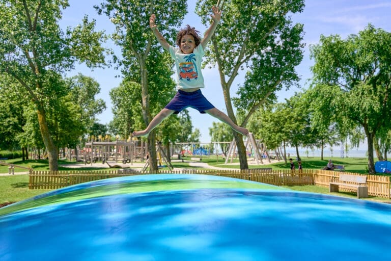 Kind auf Hüpfburg in Podersdorf am See