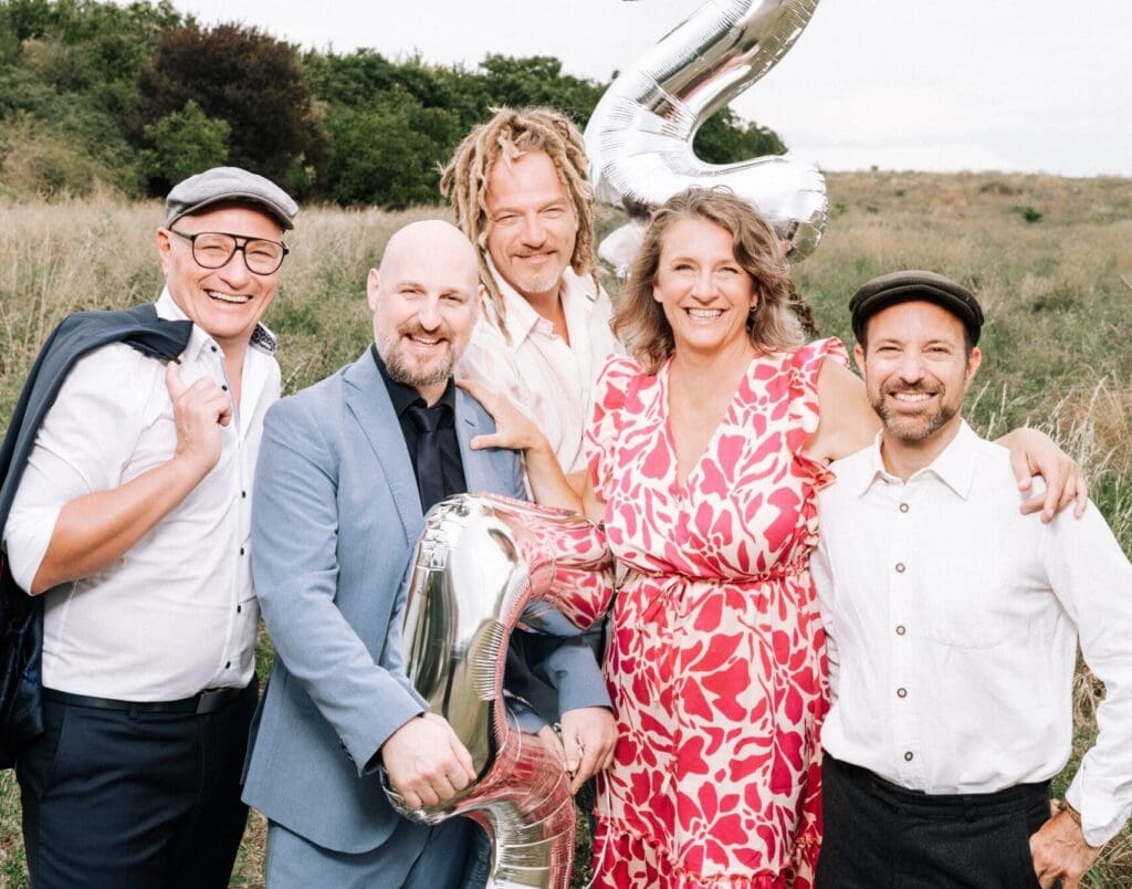 Birgit Denk und Band in der Wiese mit Luftballons