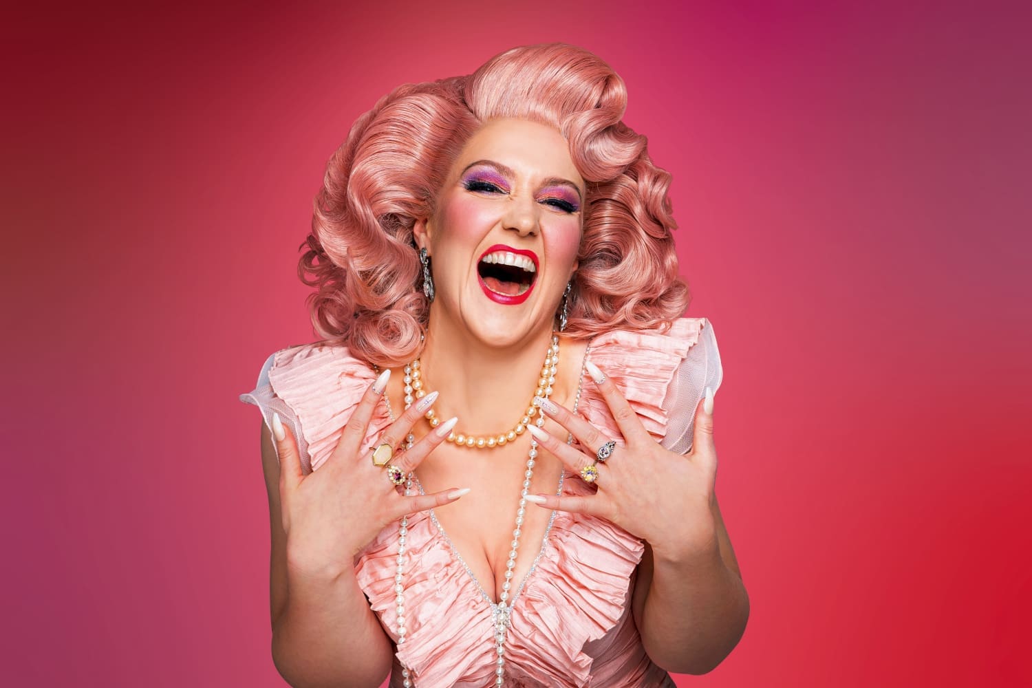 Sujet Die lustige Witwe Bühne Baden: Frau in rosa Kleid