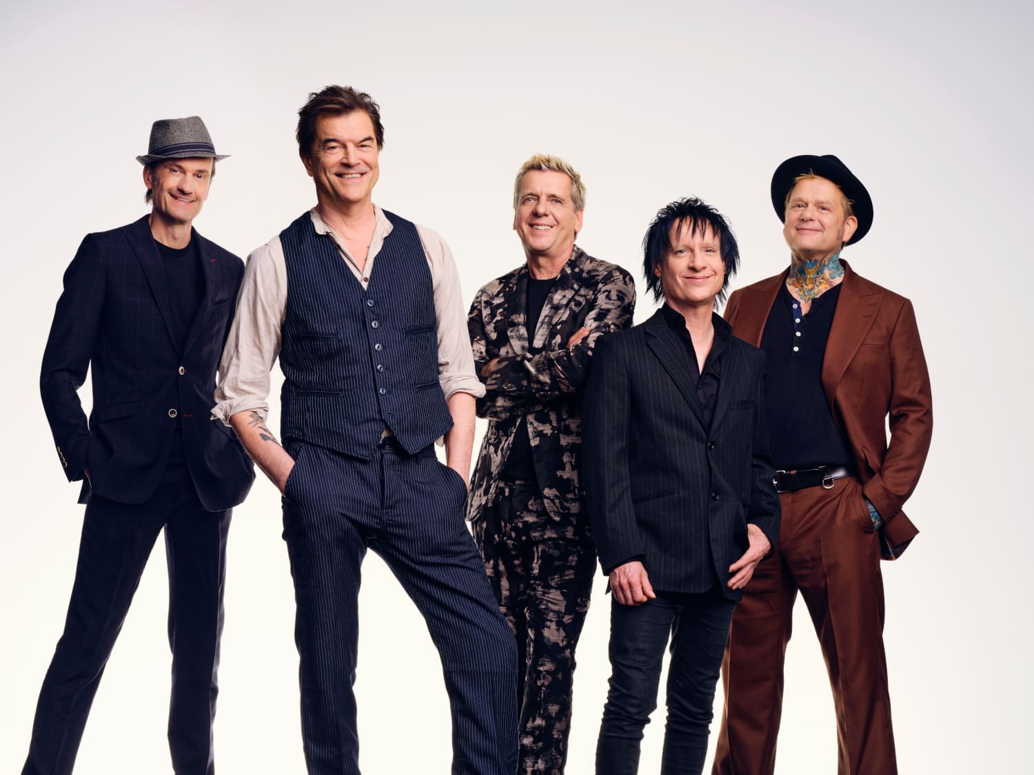 A Die Toten Hosen mind az öt tagja szürke háttér előtt