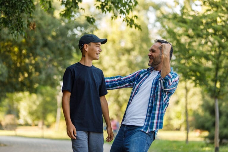 Vater und Sohn in einem Park