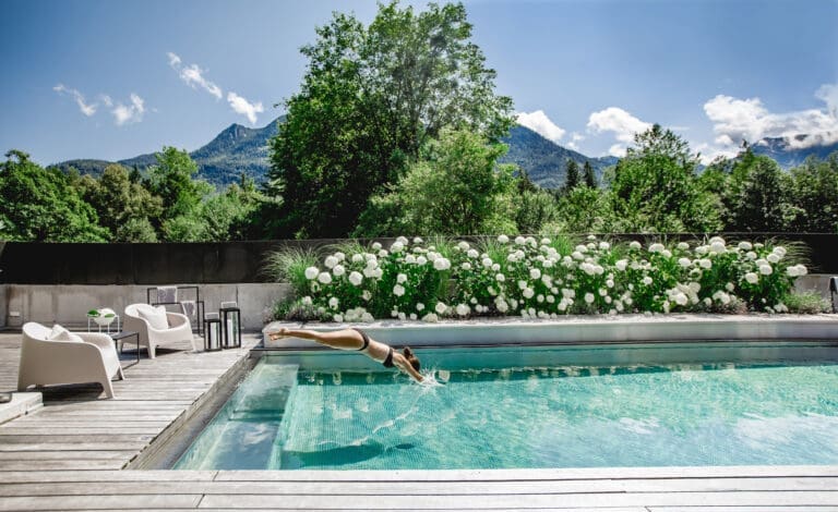 Moderne, biologische Pools sind glasklar und unterscheiden sichoptisch nicht von den mit schädlicher Chemie befüllten Chlorpools.