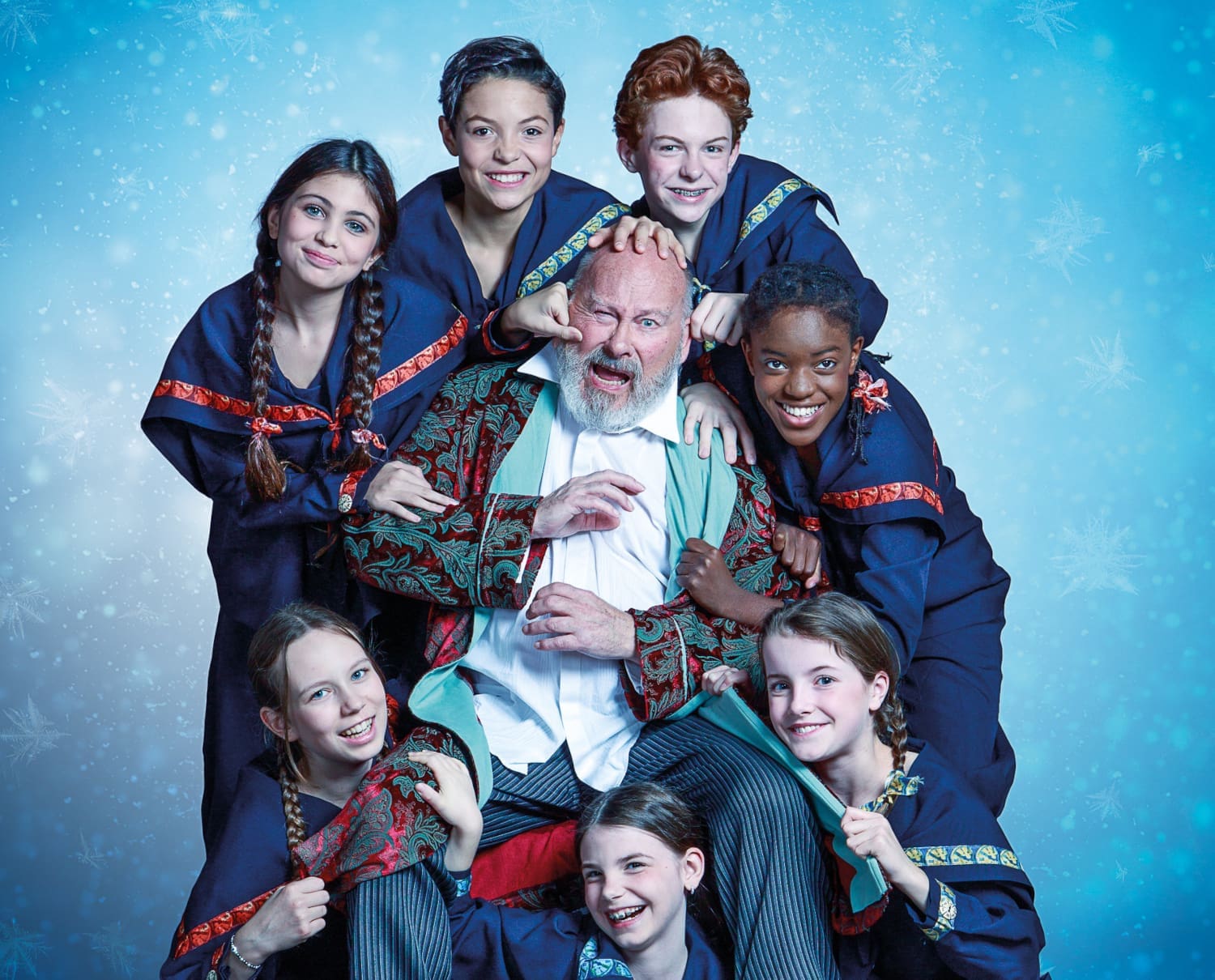 Personen vor blauem Hintergrund