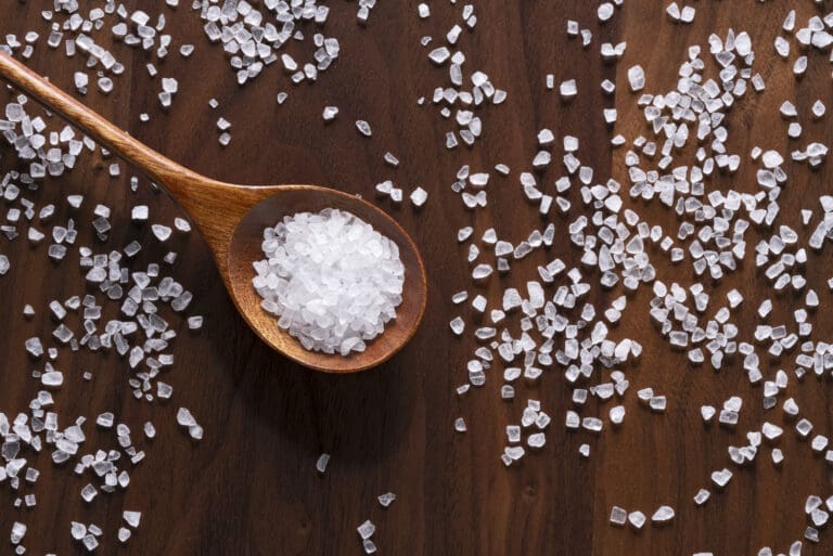 Salz in Kochlöffel auf Holz