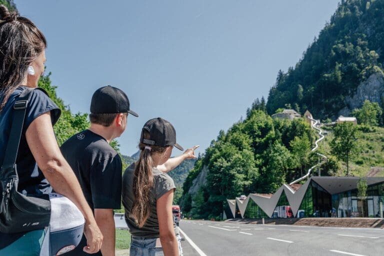 Fort Kniepass - Mit einer spannenden Ausstellung, einemErlebnisweg zum Thema „Grenzen“ und der längstesten Röhrenrutscheder Alpen!