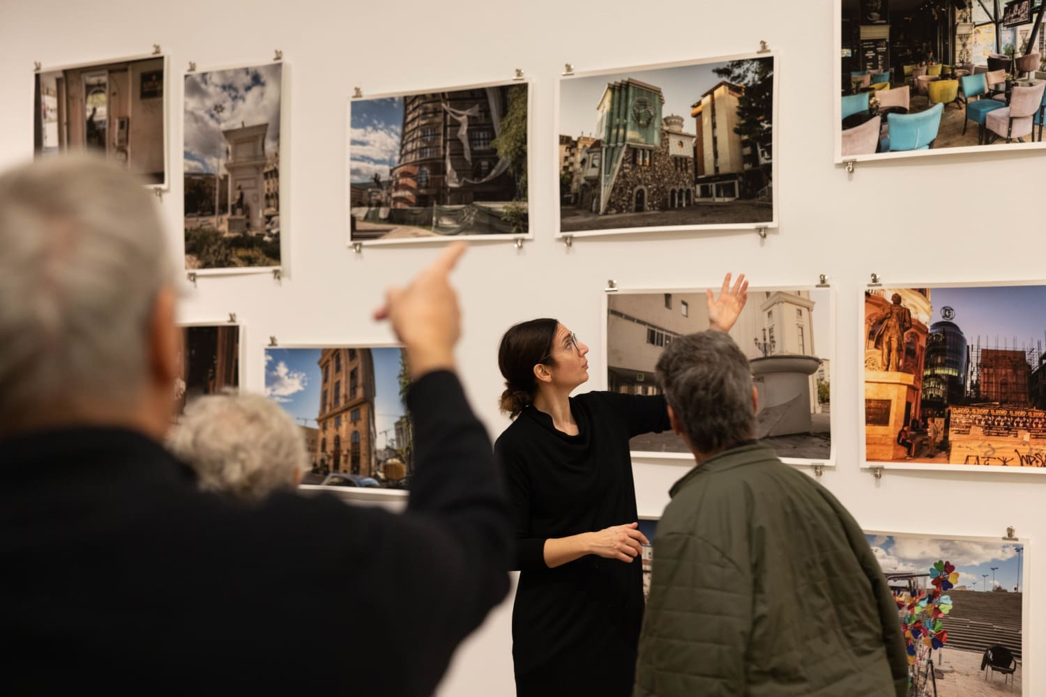 Personen betrachten Bilder