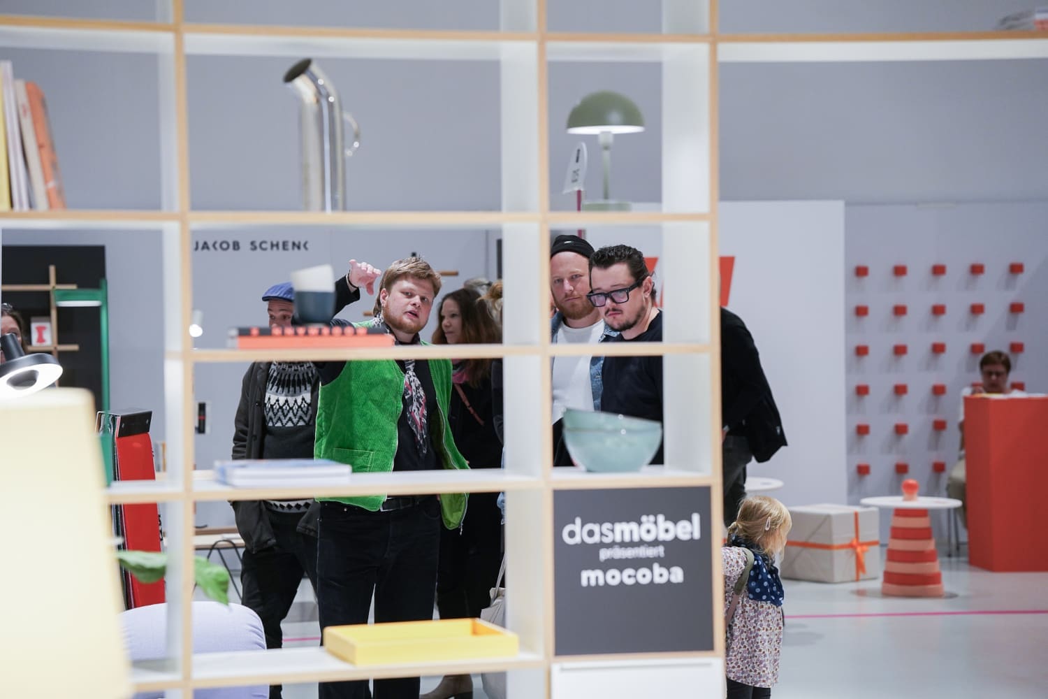 Personen begutachten ein Regalsystem