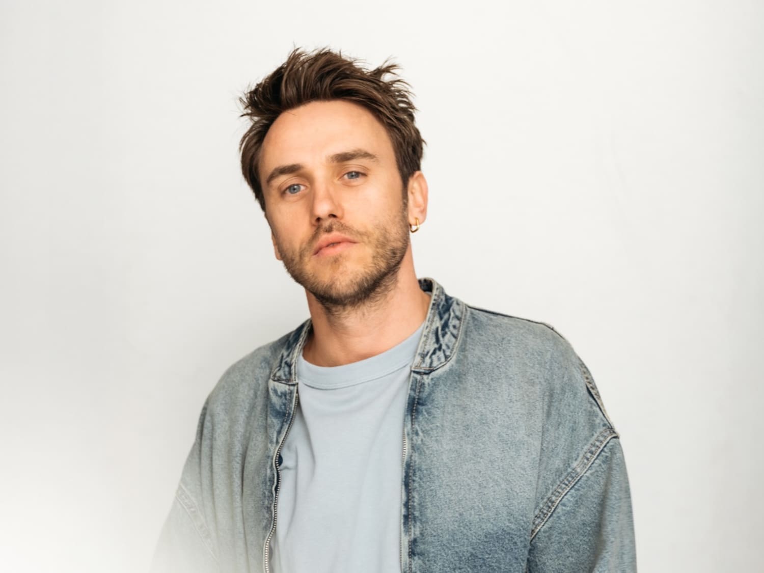 Clueso in grauem Shirt und Jeans-Shirt