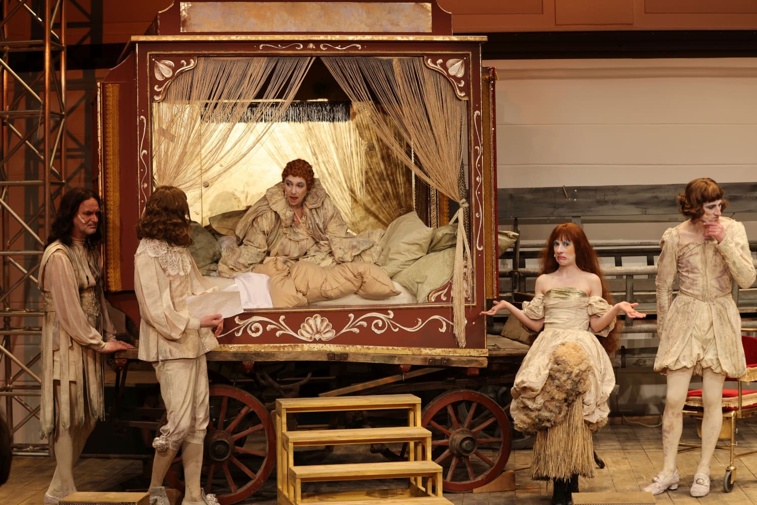 Theaterschauspieler im Kostüm auf der Bühne