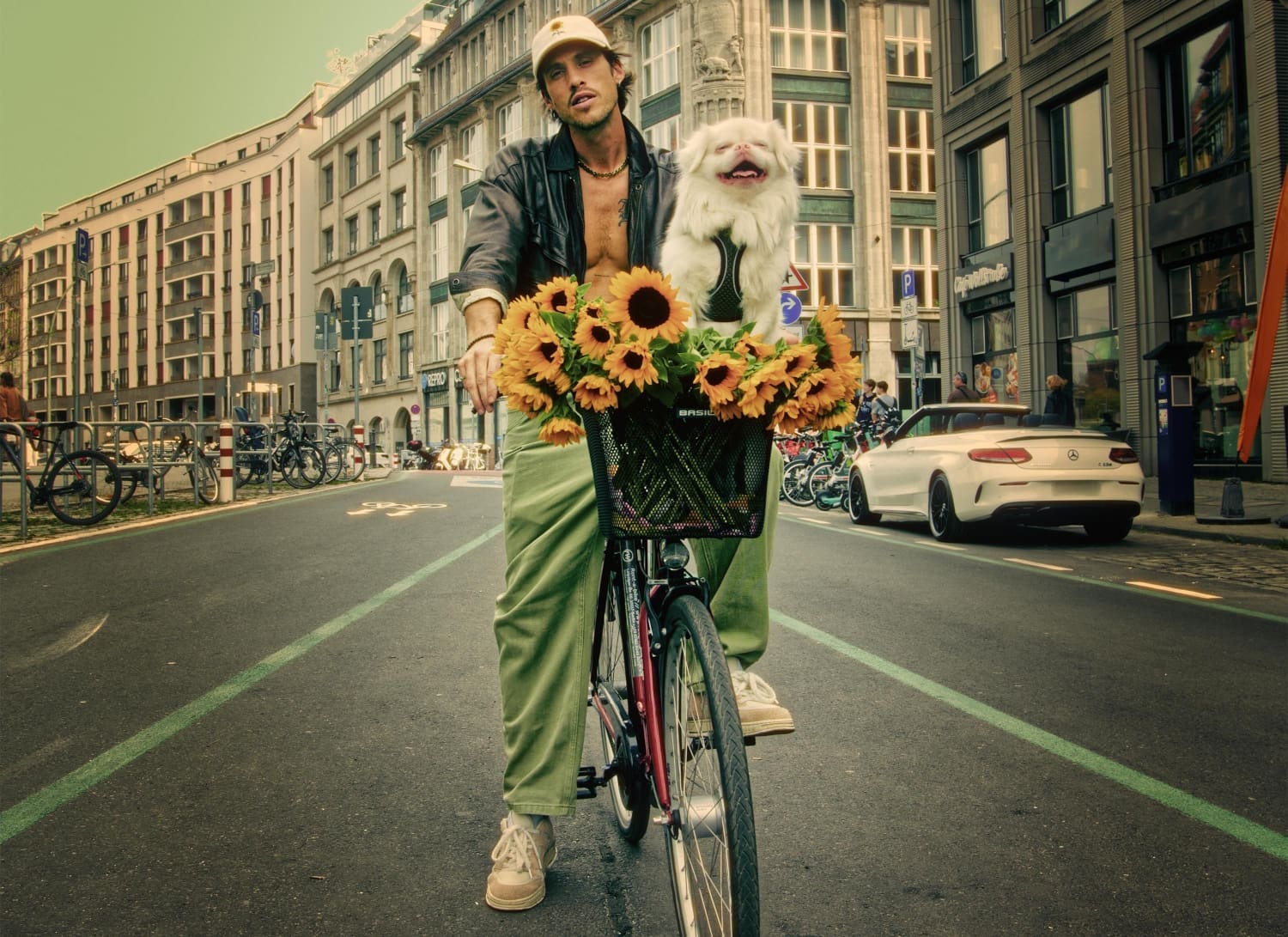 Musiker Greeen auf einem Fahrrad
