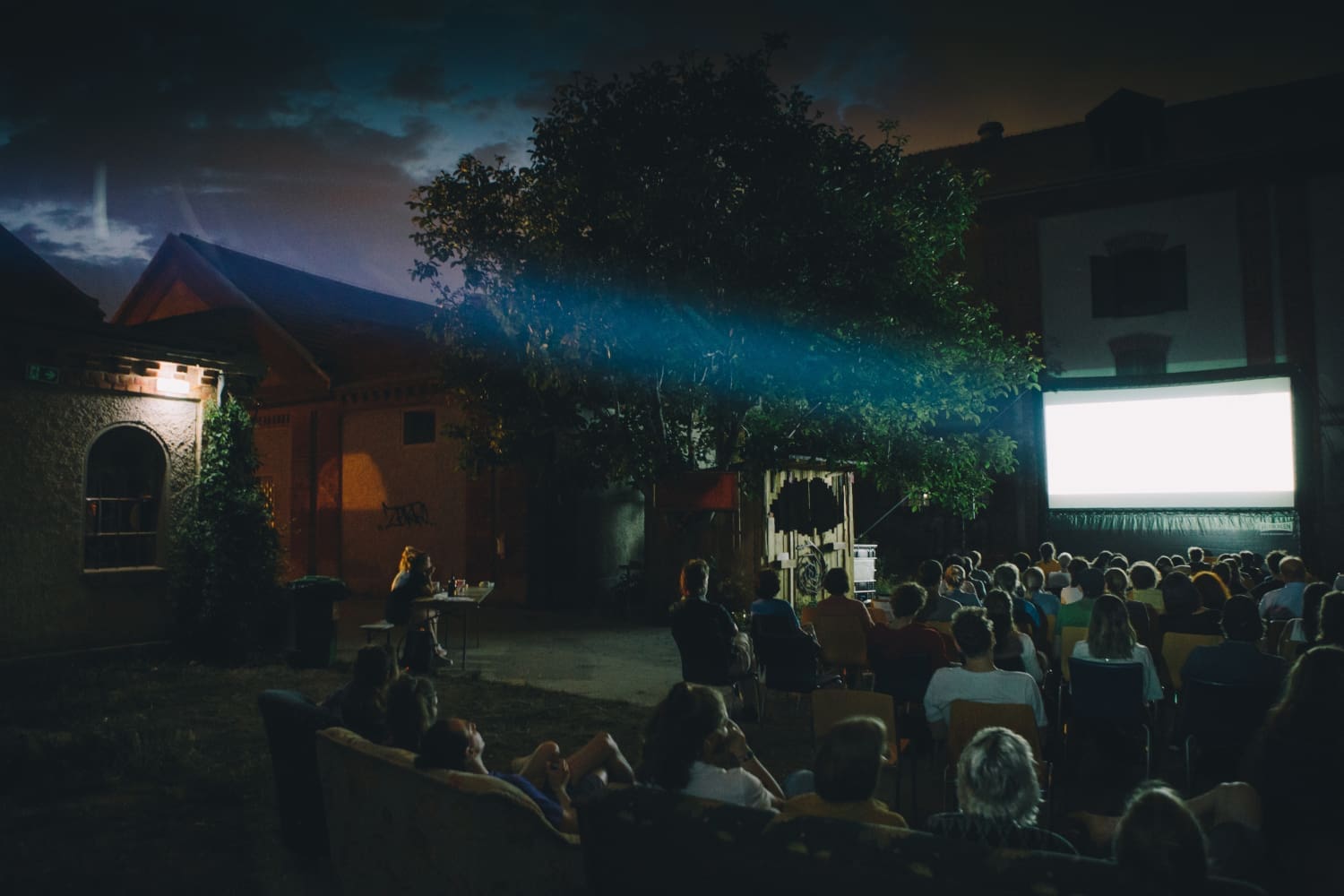 Leinwand im Innenhof