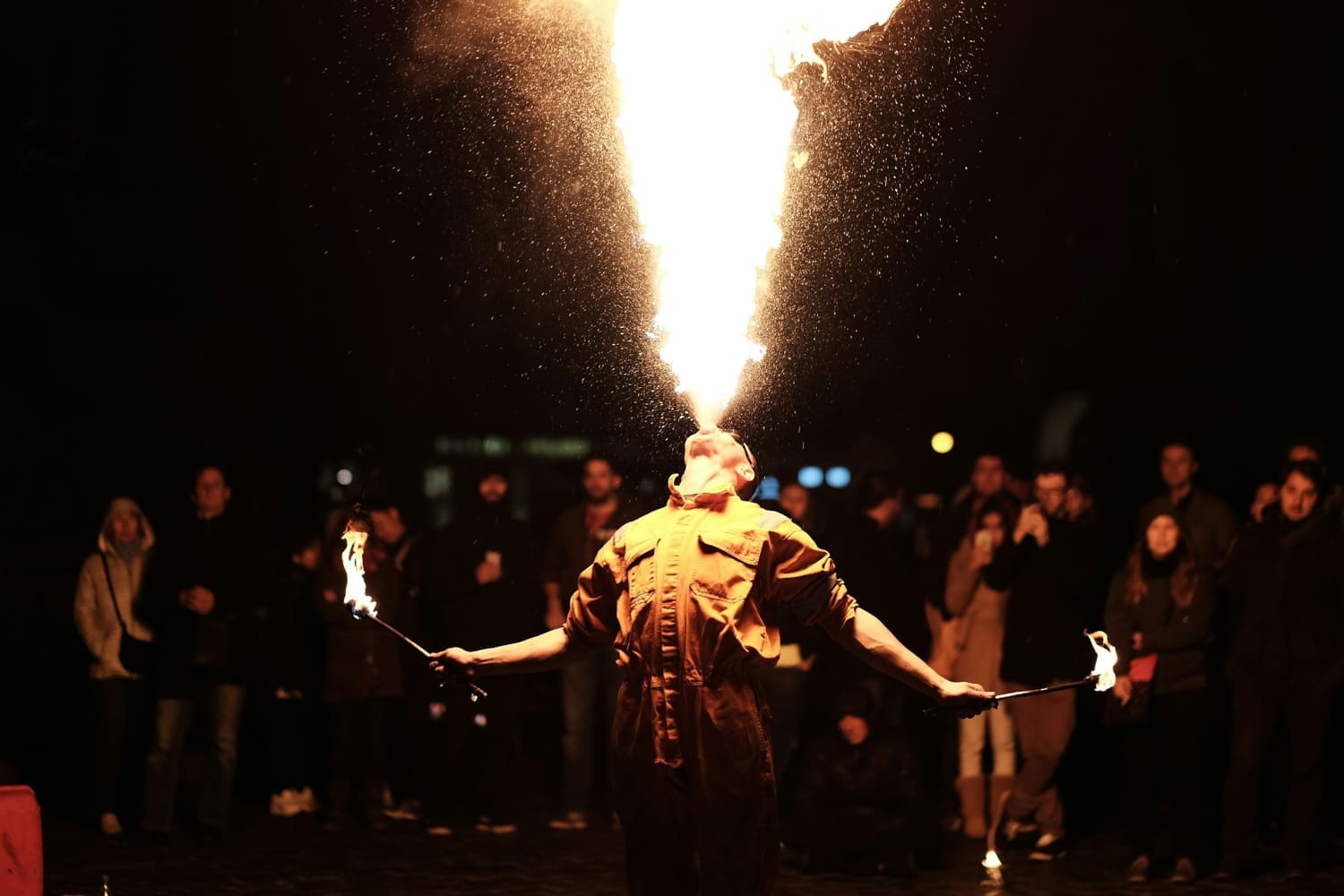 Feuerspucker und Publikum