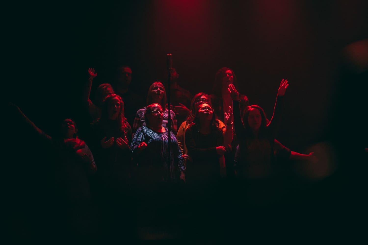 Chor, von rotem Licht beleuchtet