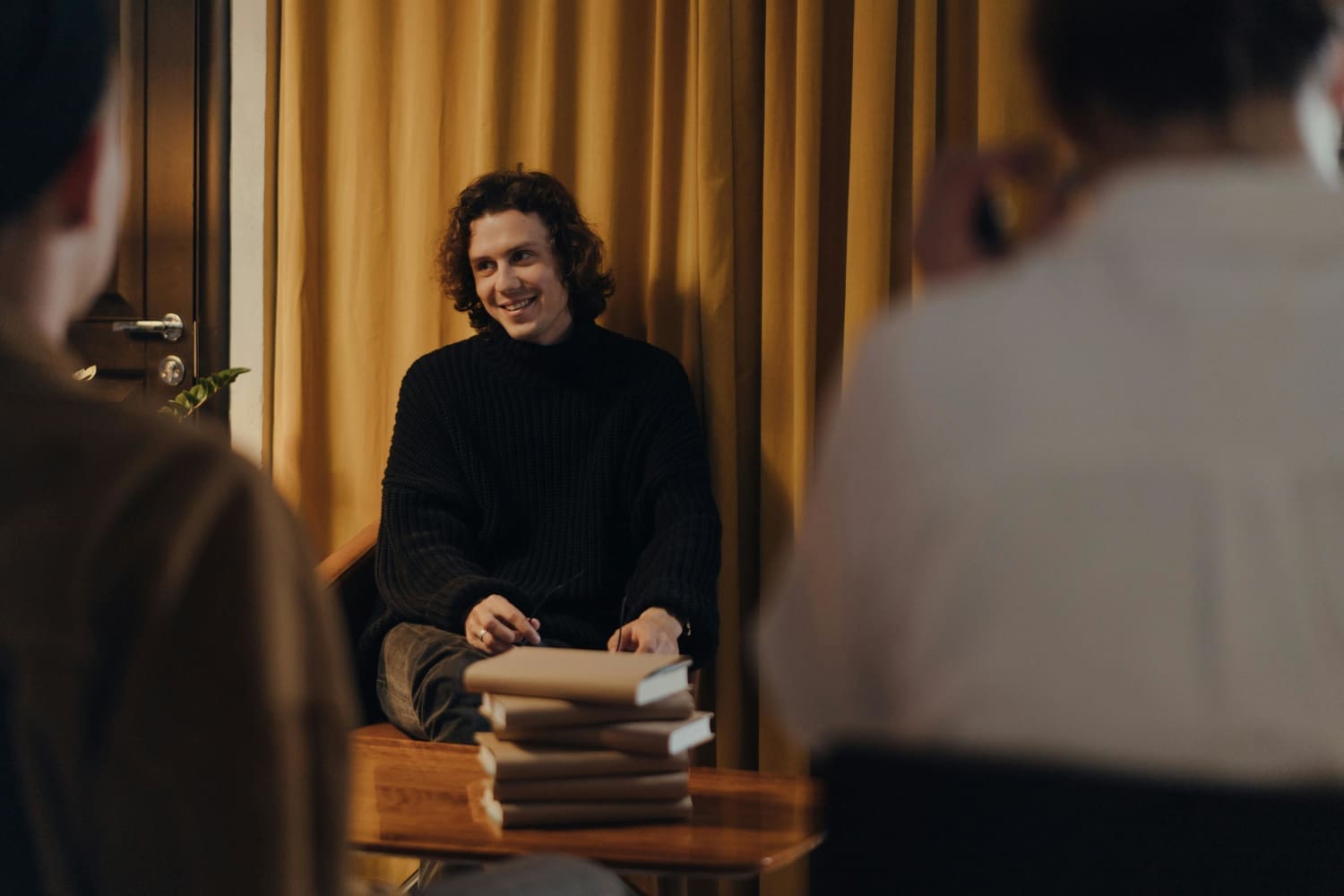 Mann auf Bühne bei Lesung