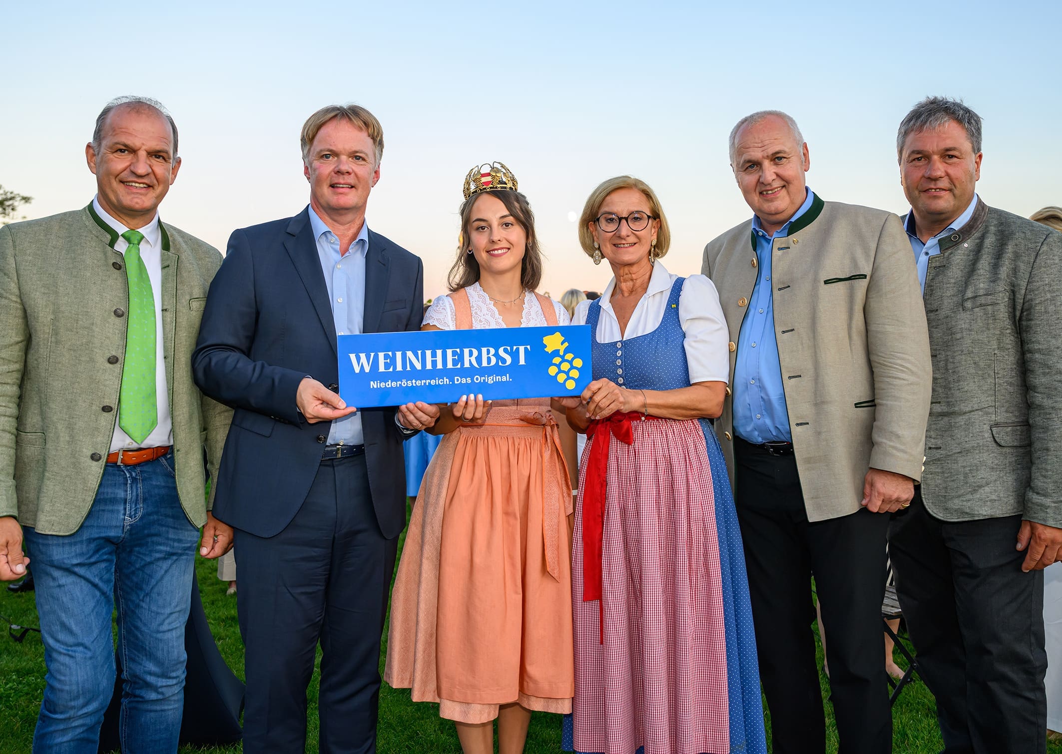 (v.l.n.r.) Landtagabgeordneter Otto Auer, Michael Duscher (Geschäftsführer NÖ Werbung), Weinkönigin Laura Hummel, Landeshauptfrau Johanna Mikl-Leitner, Franz Glock (Bürgermeister Göttlesbrunn-Arbesthal) und Leopold Müller (Vizepräsident NÖ Weinbauverband).© NLK Burchart