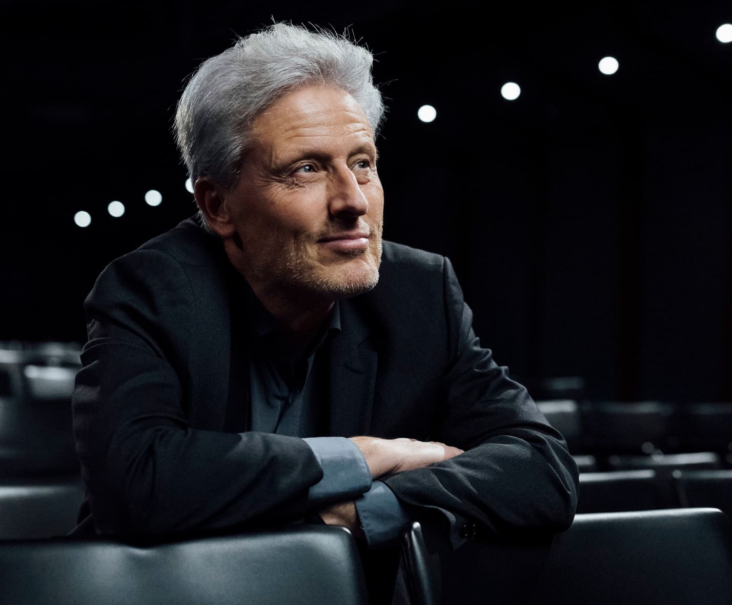 Florian Scheuba in einem leeren, bestuhlten Saal