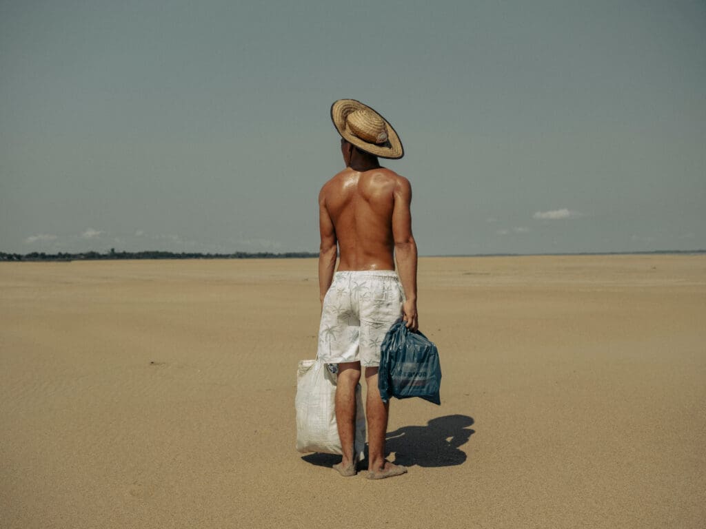 Mann auf der Suche nach Wasser im ausgetrockneten Amazonasgebiet