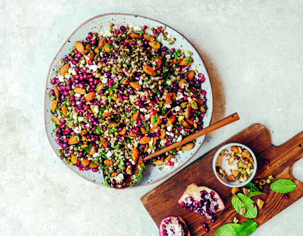Linsen-Graupensalat mit Mandeln und Granatapfelkernen
