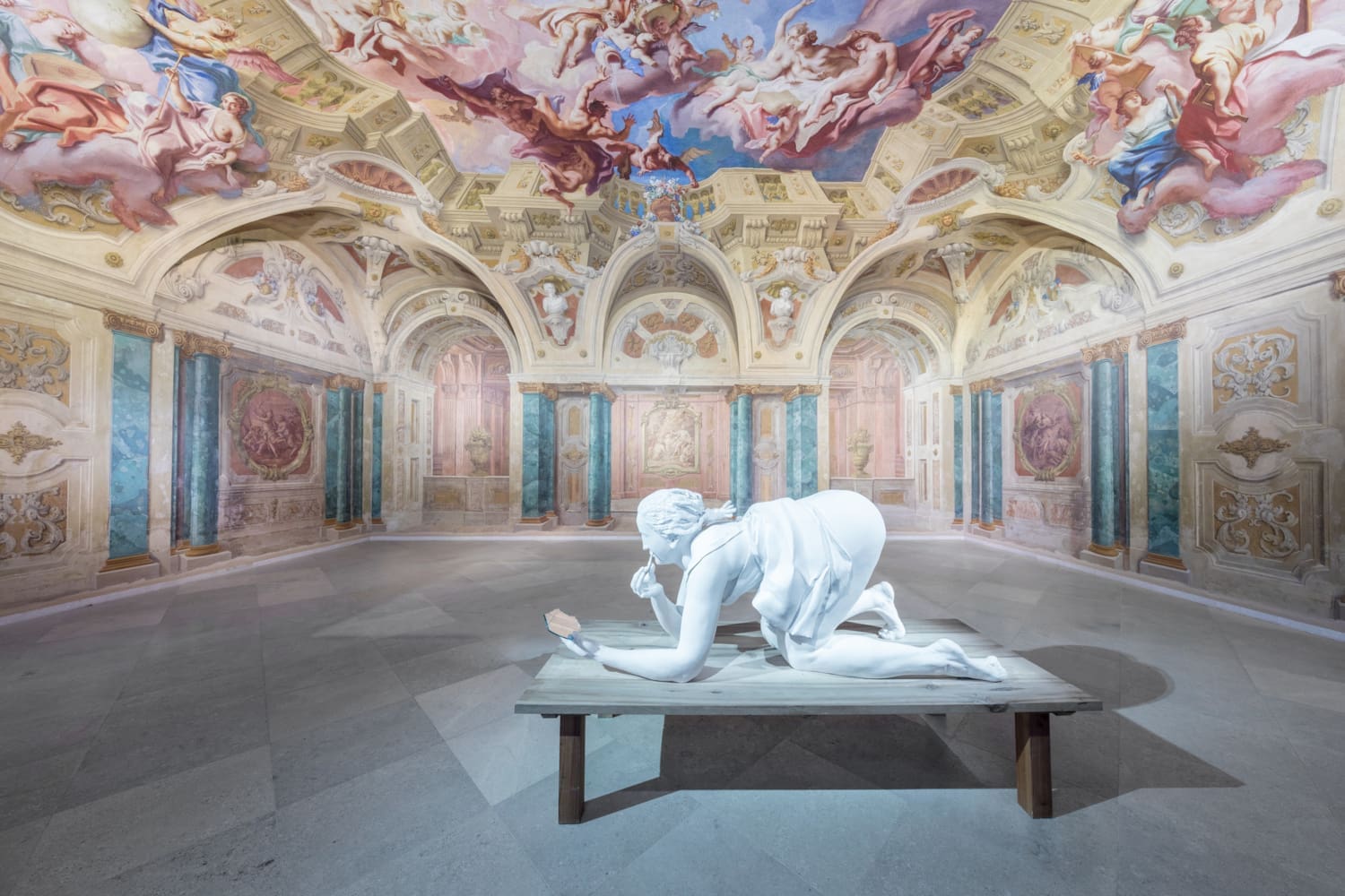 Marmorstatue einer sich schminkenden Frau in einem Prunksaal