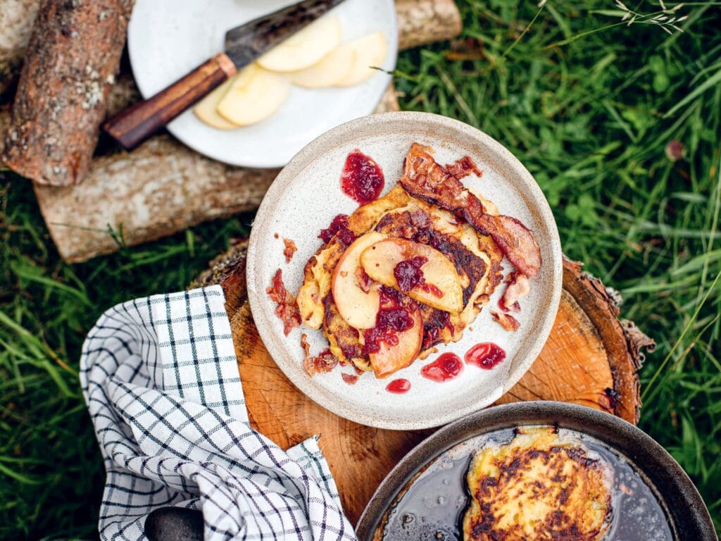 Kartoffelpuffer mit Apfel, Speck und Preiselbeeren
