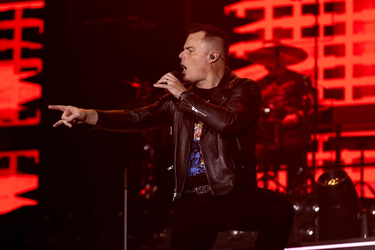 Marc Martel spievajúci na pódiu