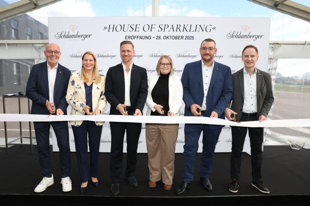 Durchschnitten das Band bei der Eröffnung: V.l.n.r.: Bürgermeister Werner Huf, Landesrätin Daniela Winkler, CEO Florian Czink, Kellermeisterin Aurore Jeudy, Produktionsdirektor Patrick Meszarits und Finanzdirektor Stephan Dubach. © Schlumberger / Katharina Schiffl