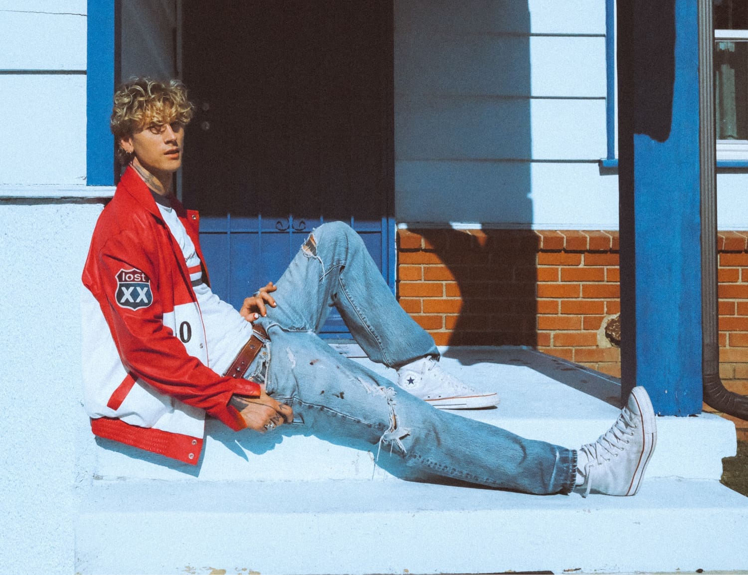 Musiker mgk auf der Veranda eines Hauses sitzend