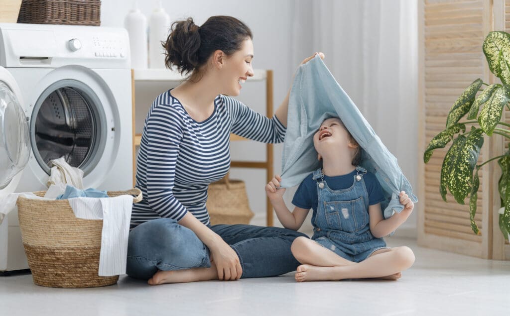 Mental Lord: Frau mit Kind beim Wäschemachen