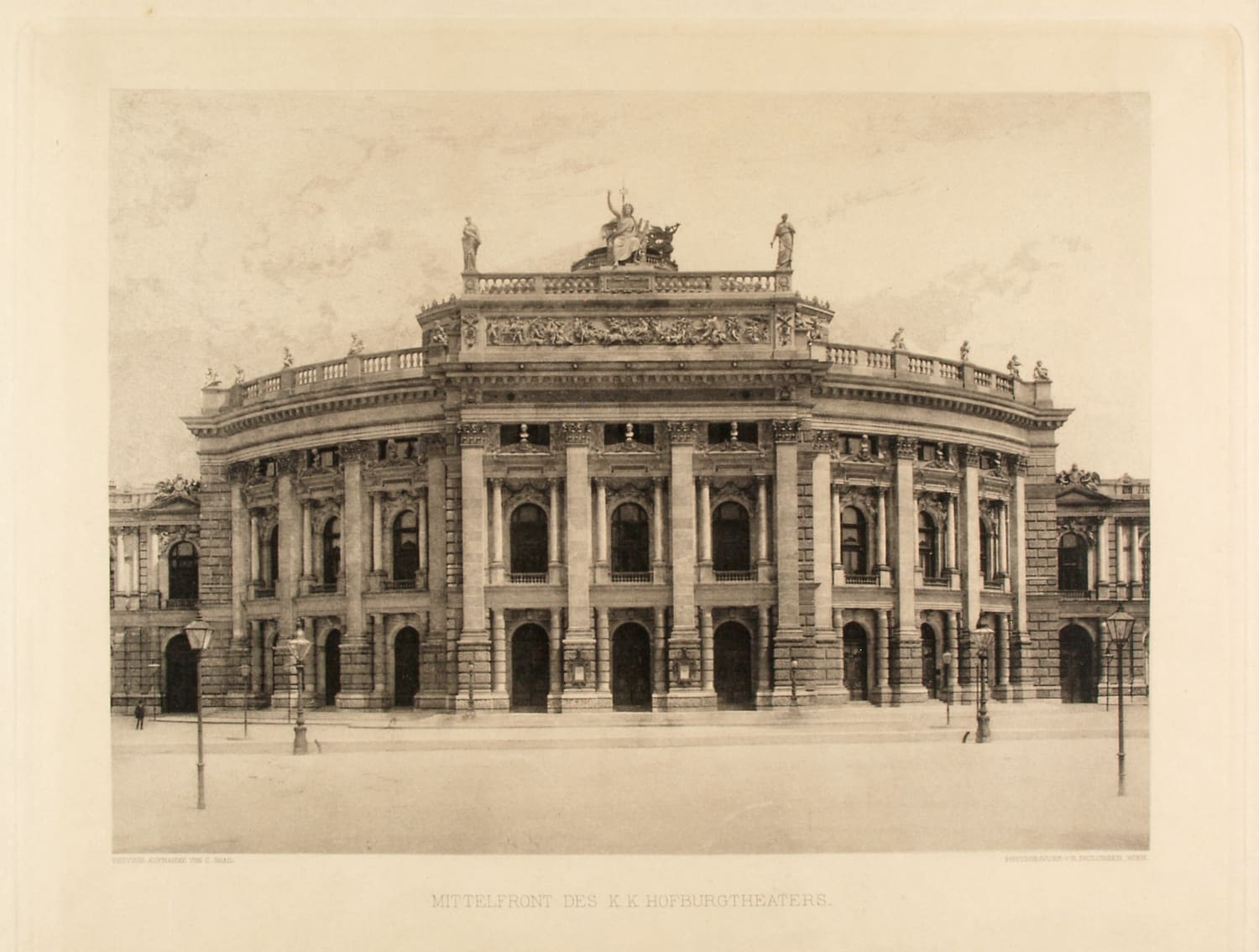 Außenansicht des neuen Burgtheaters. Fotogravüre von Richard Paulussen nach einer Fotografie von Carl Grail, 1894
