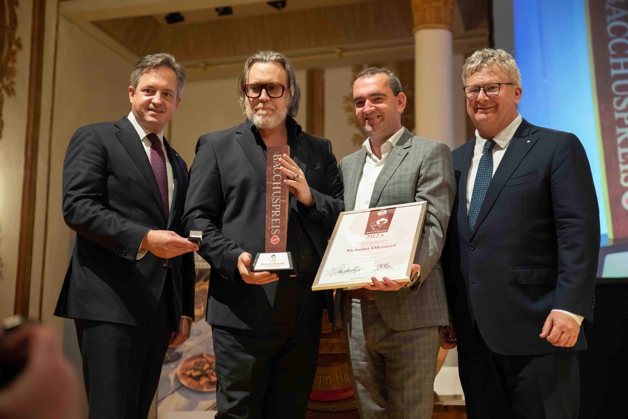 Niemand geringerer als Burgschauspieler und Serienstar Nicholas Ofczarek wurde für seine Verdienste für den österreichischen Wein heuer mit dem Bacchuspreis gewürdigt, v.l.n.r.: Johannes Schmuckenschlager (Präsident des österreichischen sowie europäischen Weinbauverbands), Nicholas Ofczarek, Herbert Oschep (Geschäftsführer Weintourismus Burgenland), Chris Yorke (Geschäftsführer Österreich Wein Marketing) © ÖWM/Martin Grabmayer