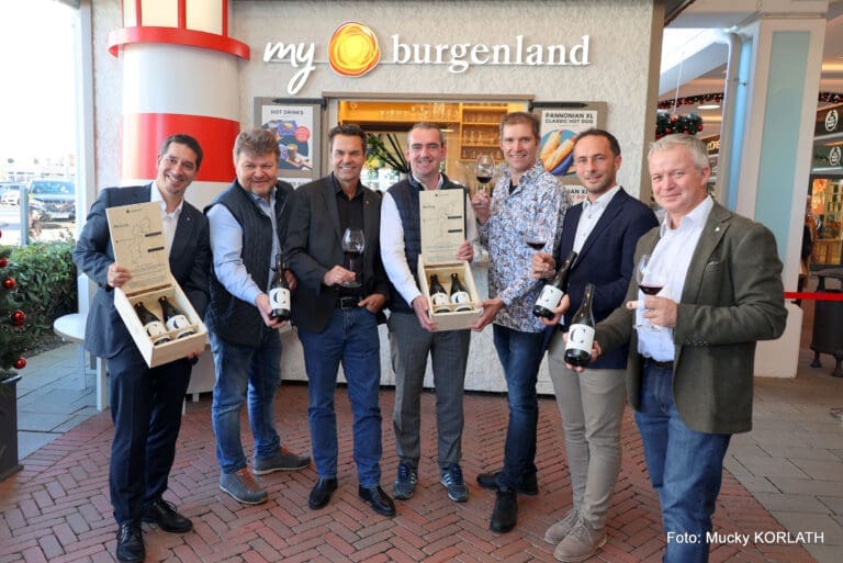 Präsentierten den Jubiläumswein CENTUM 2.0: (v. l. n. r.) Christian Zechmeister, Albert Gesellmann, Didi Tunnel, Herbert Oschep, Erich Scheiblhofer, Georg Prieler und Thomas Kopfensteiner.