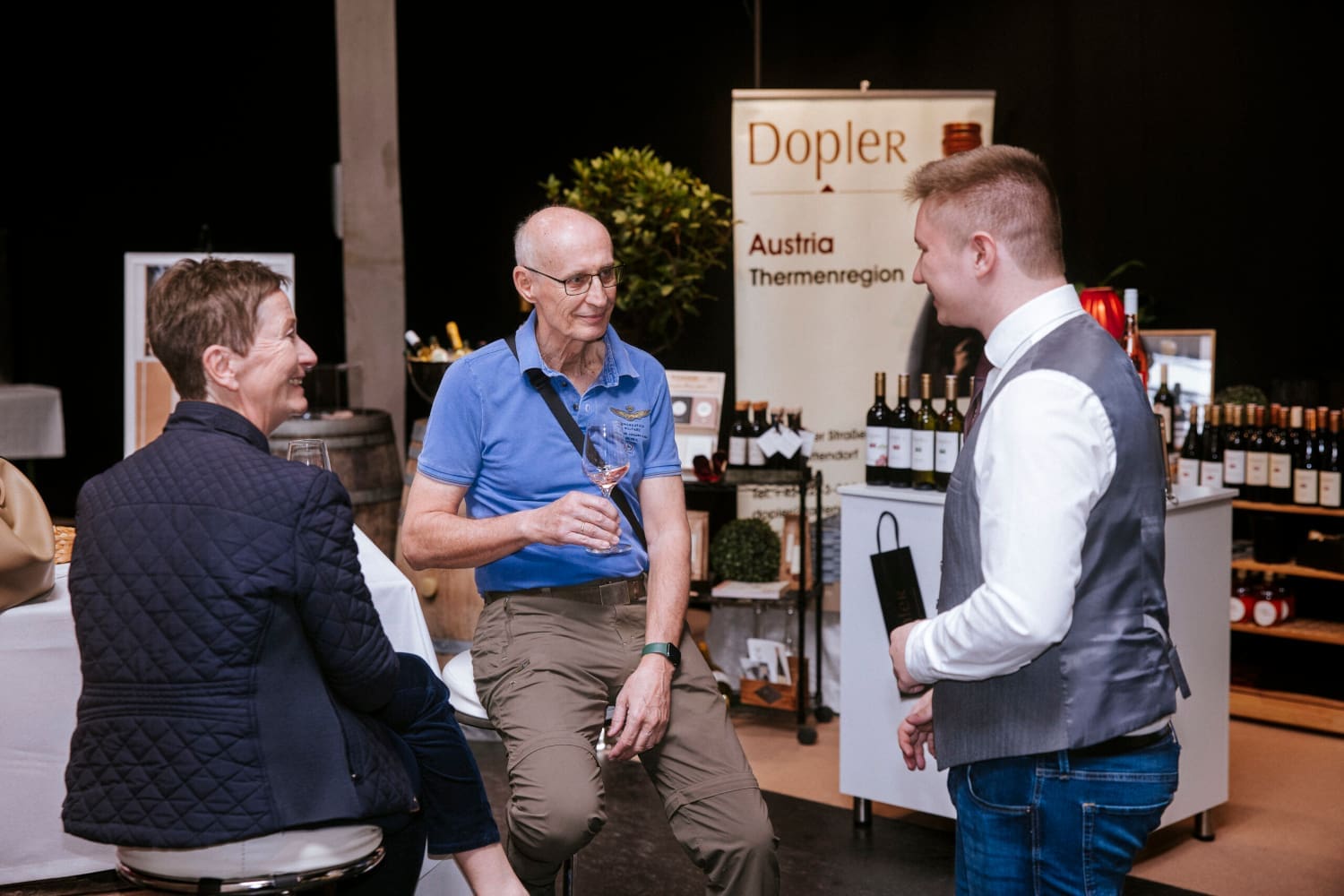 Seiniorenpaar bei der Weinverkostung auf einer Messe
