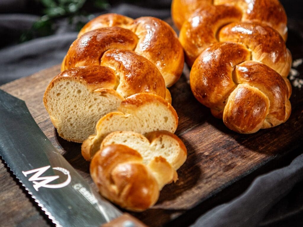 Bärner Züpfe bzw. Butterzopf auf Brett mit Messer