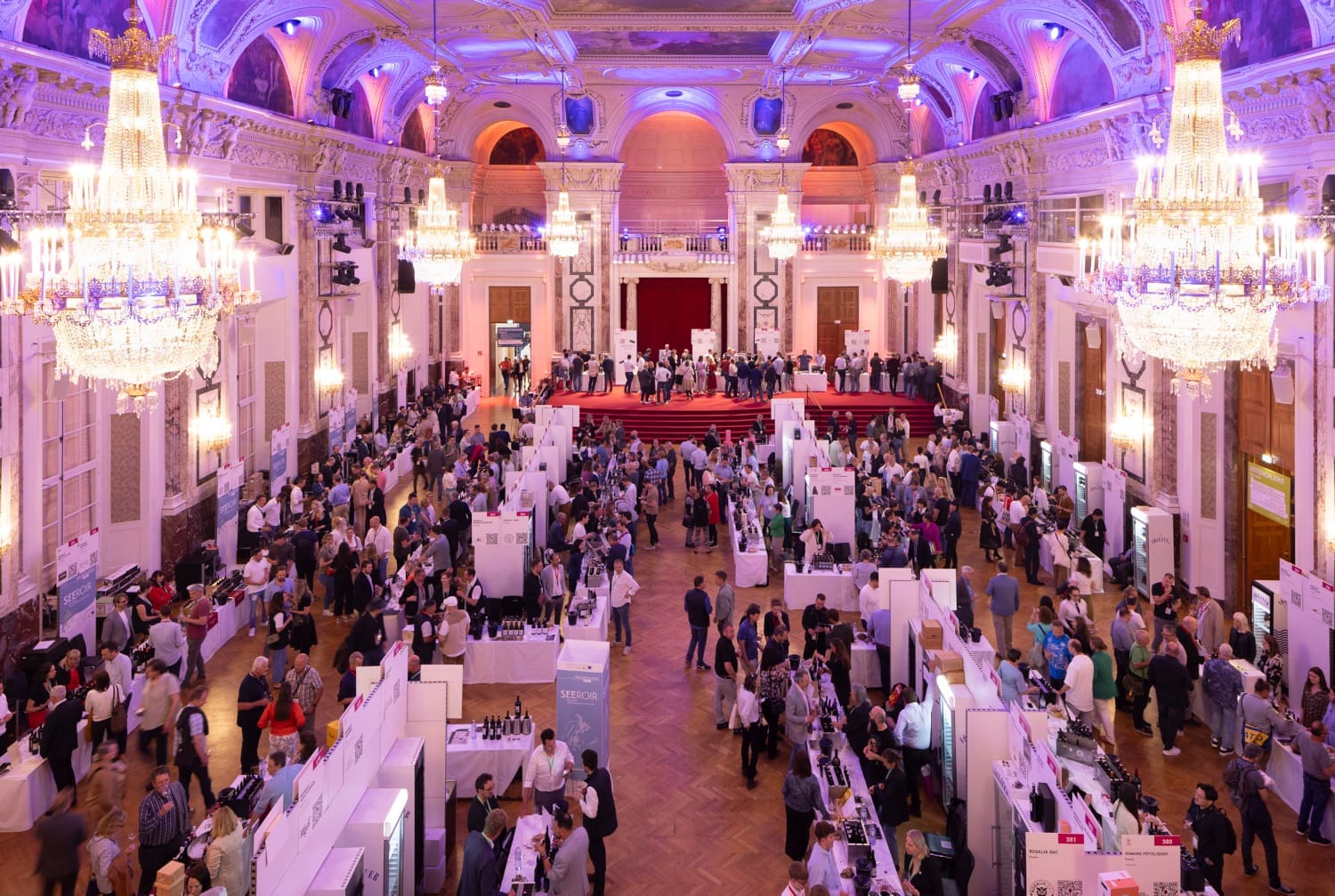 Saal in der Hofburg mit Messeausstellern