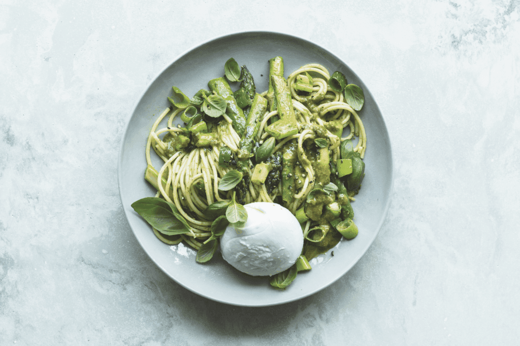 Grüne Pasta mit Spargel und Mozzarella