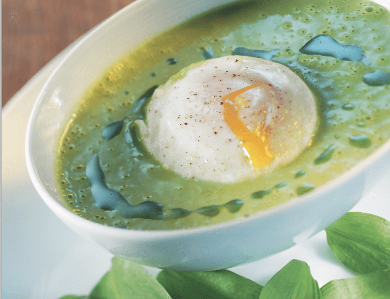 Bärlauchcremesuppe mit verlorenem Ei