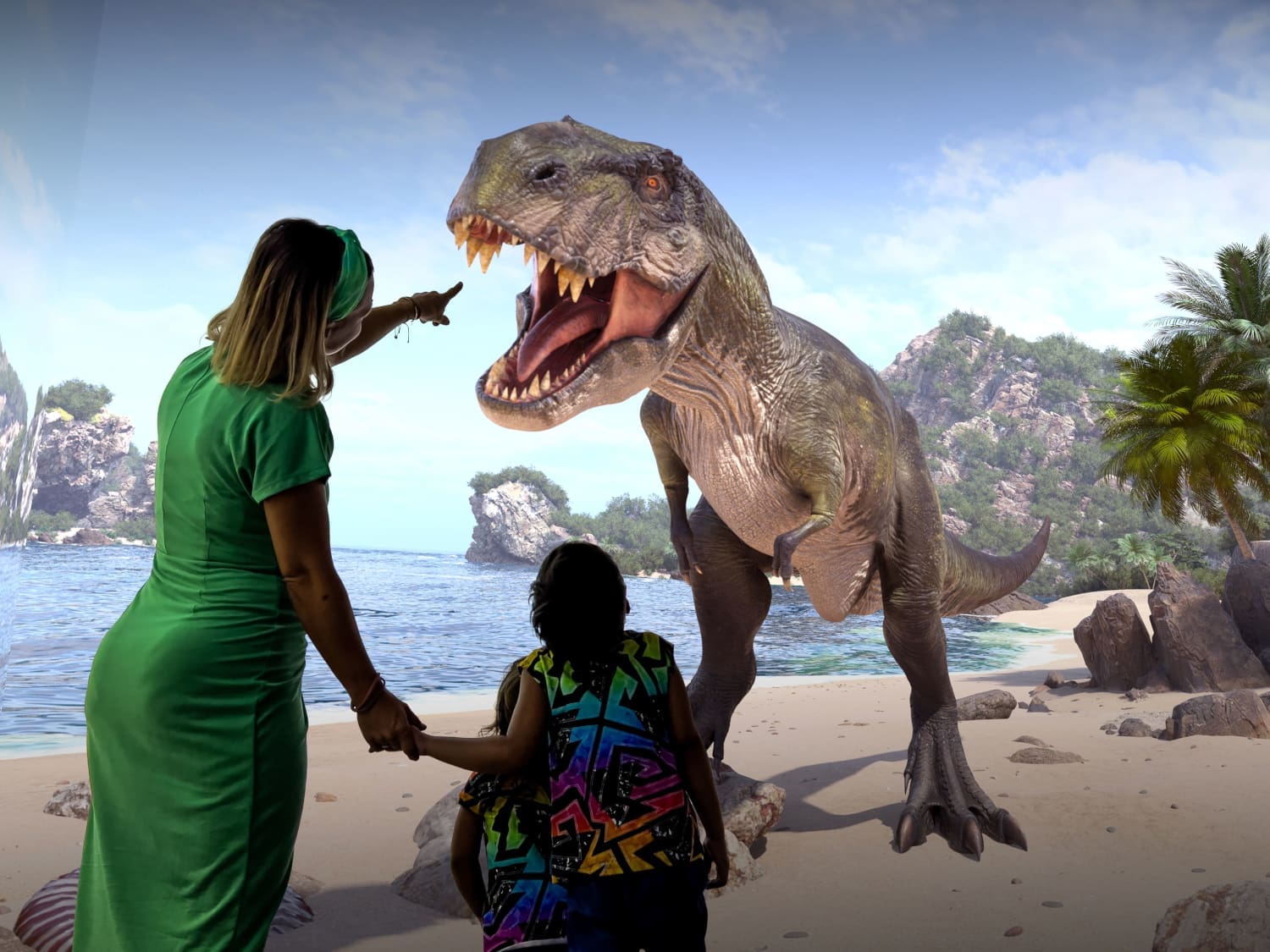 Frau und Kind stehen Hand in Hand vor der Projektion eines T-Rex