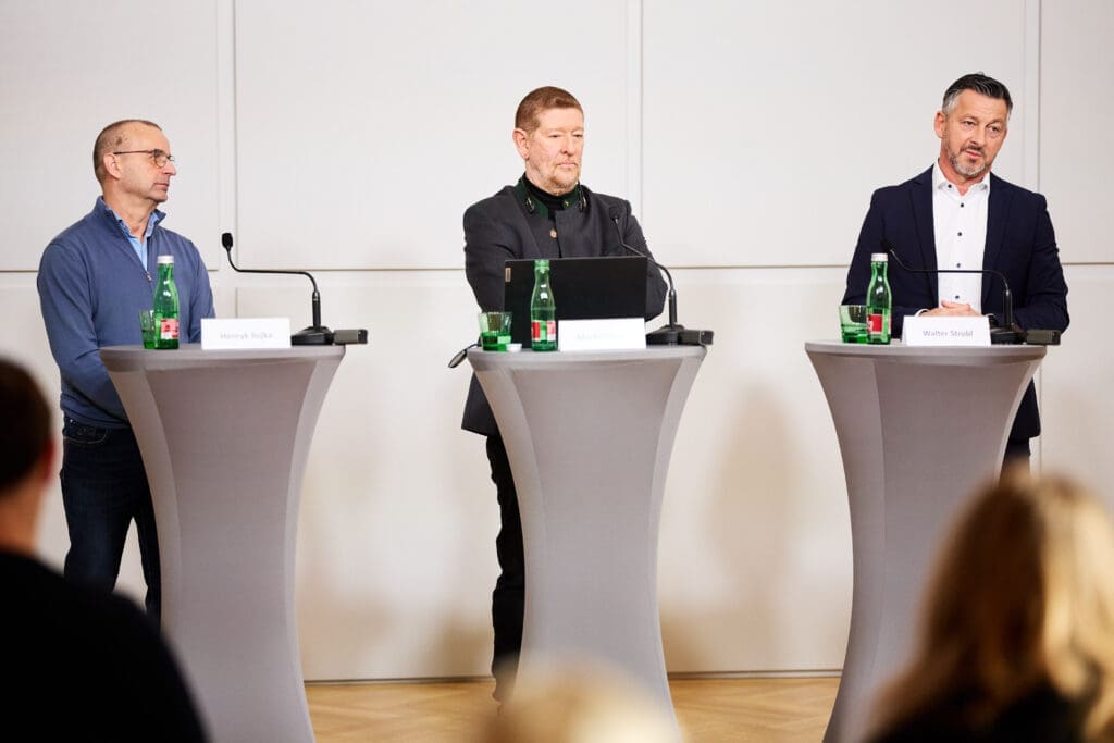 Malermeister Henryk Soyka, Gutachter und Forensiker Martin Geyerund Walter Strobl, Präsident des österreichischen Inkassoverbandsund Geschäftsführer der INKO Inkasso GmbH