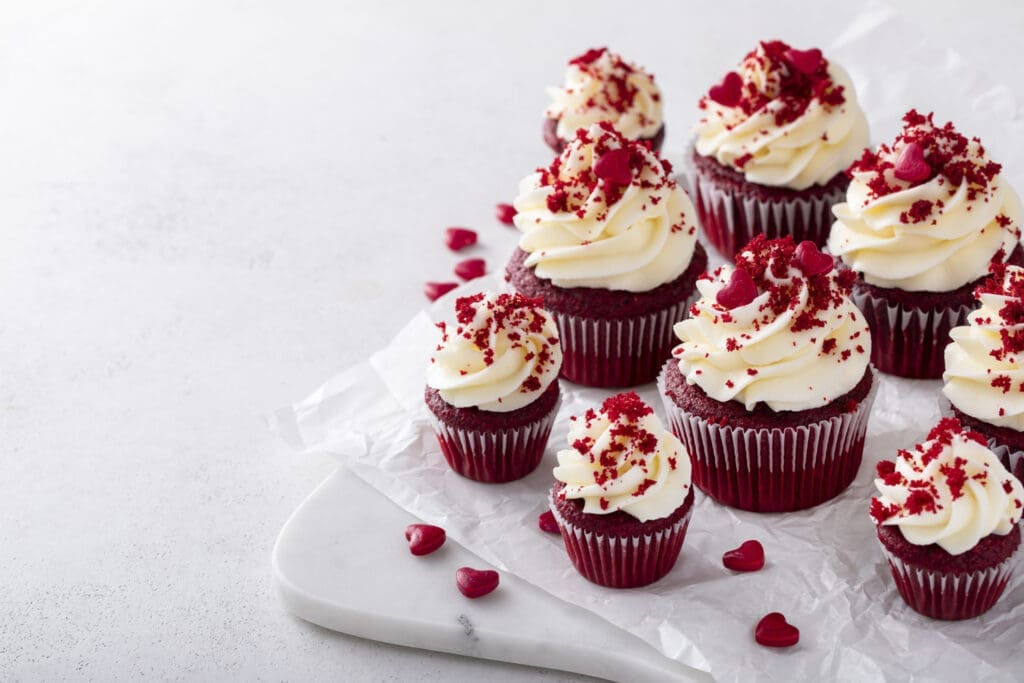 Redvelvet Cupcakes mit Herz-Streuseln