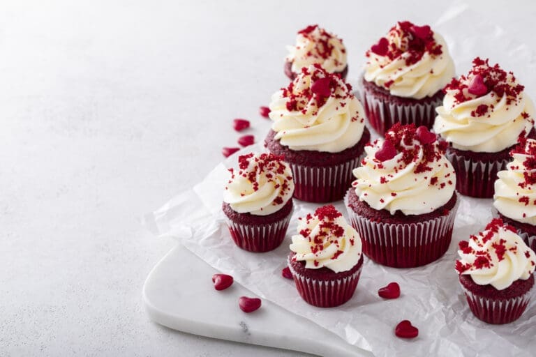 Redvelvet Cupcakes mit Herz-Streuseln