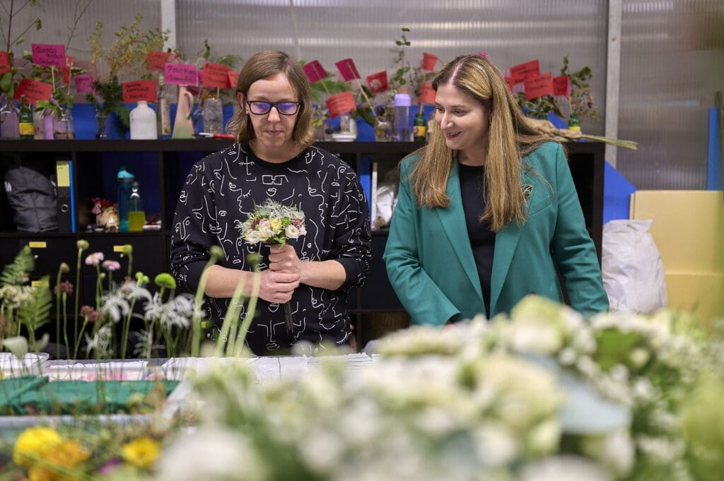 Wirtschaftsstadträtin Barbara Novak mit Floristin