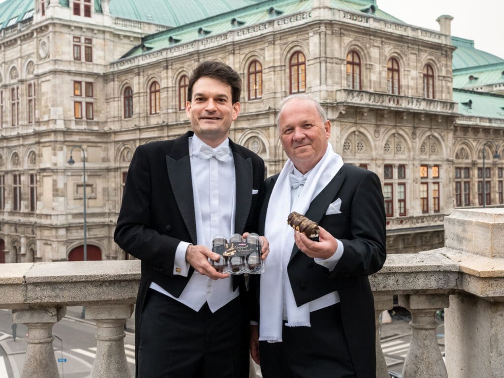 Johannes Greller und Karl Guschlbauer mit Pennys neuer Schaumrolle