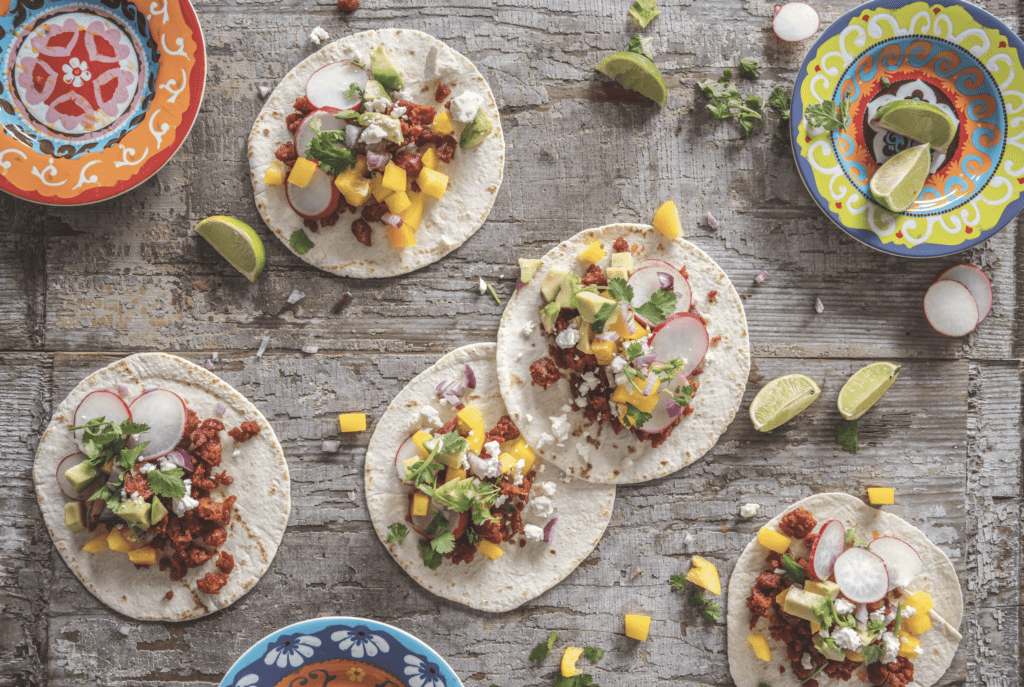Tacos mit Schweinefüööung und bunten Beilagen, Avocado, Paprika