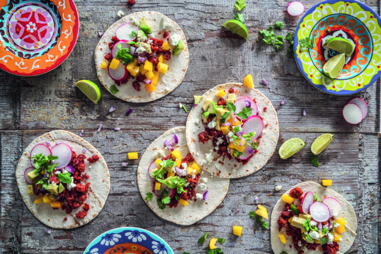 Tacos mit Schweinefüööung und bunten Beilagen, Avocado, Paprika