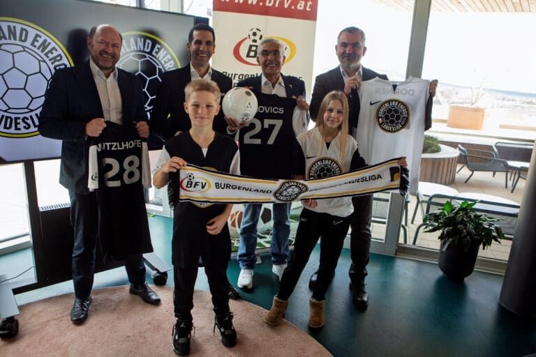 BFV-Präsident Hannes Wutzlhofer, CEO der Burgenland Energie Stephan Sharma, BFV-Burgenlandliga-Obmann Josef Pekovics und Sportlandesrat Heinrich Dorner mit zwei Kindern, die den neuen Burgenland Energie Landesliga-Schal präsentieren (v. l.).