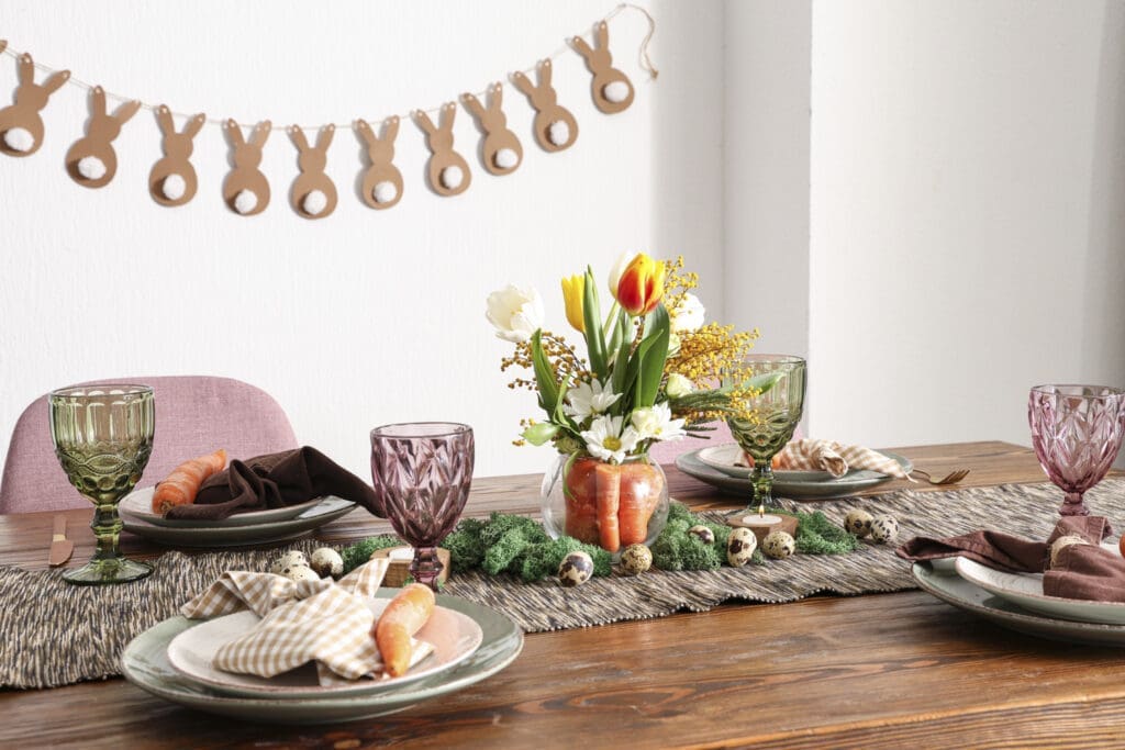 Osterbrunch mit viel Deko, gedeckter Tisch mit Blumen